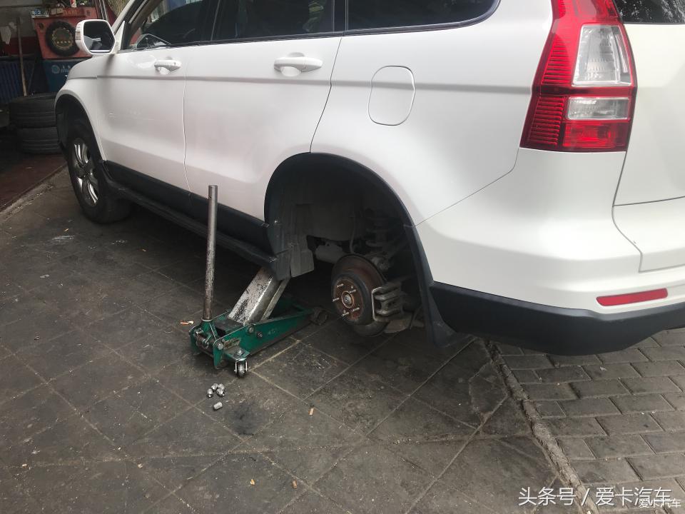 三菱欧蓝德19款的怎么换胎,欧蓝德质保期内轮胎是否免费更换