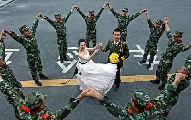 男朋友是军人，当一名军嫂是什么体验？这两位女人的回答截然相反