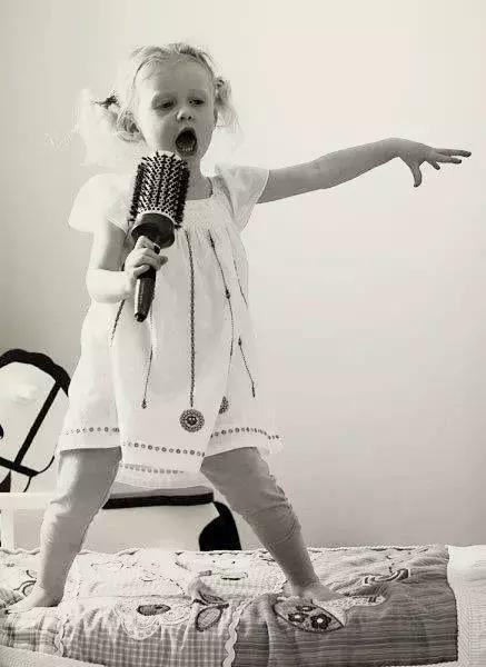 密密麻麻的红痱都爬满了孩子的整个身体，但为什么不能用痱子粉？