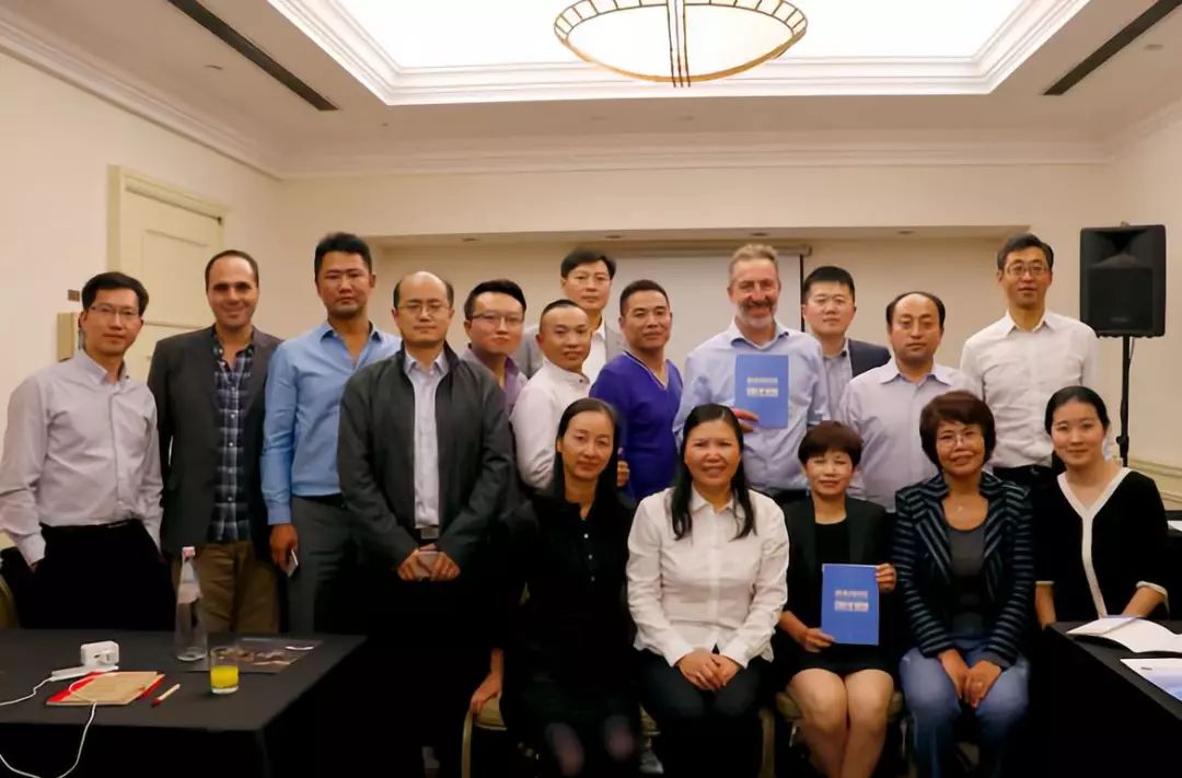 作为客户经理，她三次自费跟随宜信财富商学院海外游学