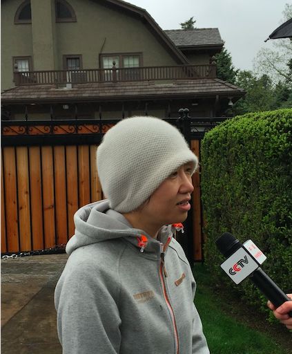 作为客户经理，她三次自费跟随宜信财富商学院海外游学