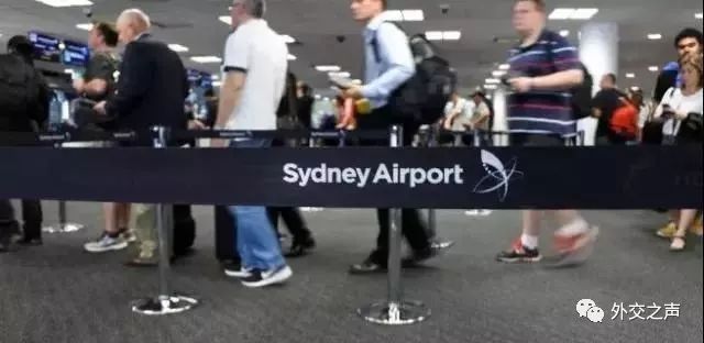 只要没出机场，看到这个牌子，千万别摸手机