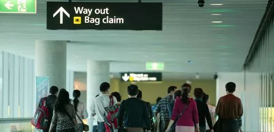 只要没出机场，看到这个牌子，千万别摸手机