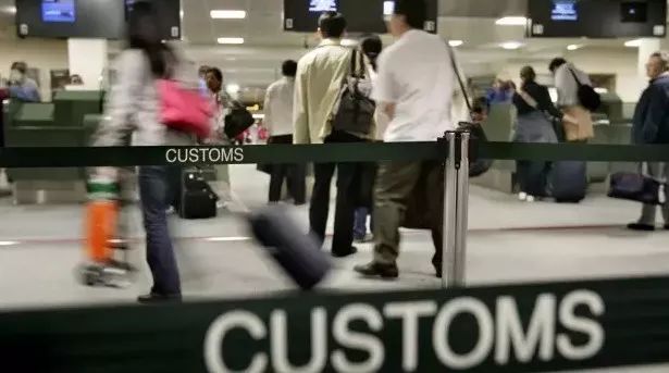 只要没出机场，看到这个牌子，千万别摸手机