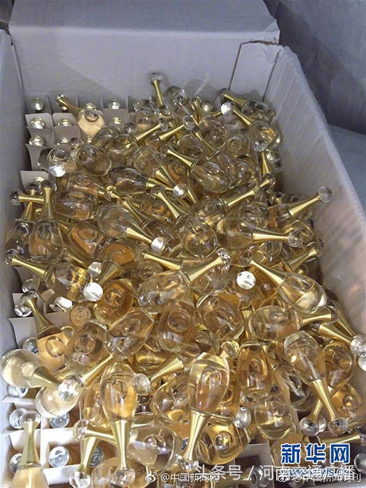 *力暴**！揭秘微商黑代购：1元假香水海外镀金回邮最高卖200