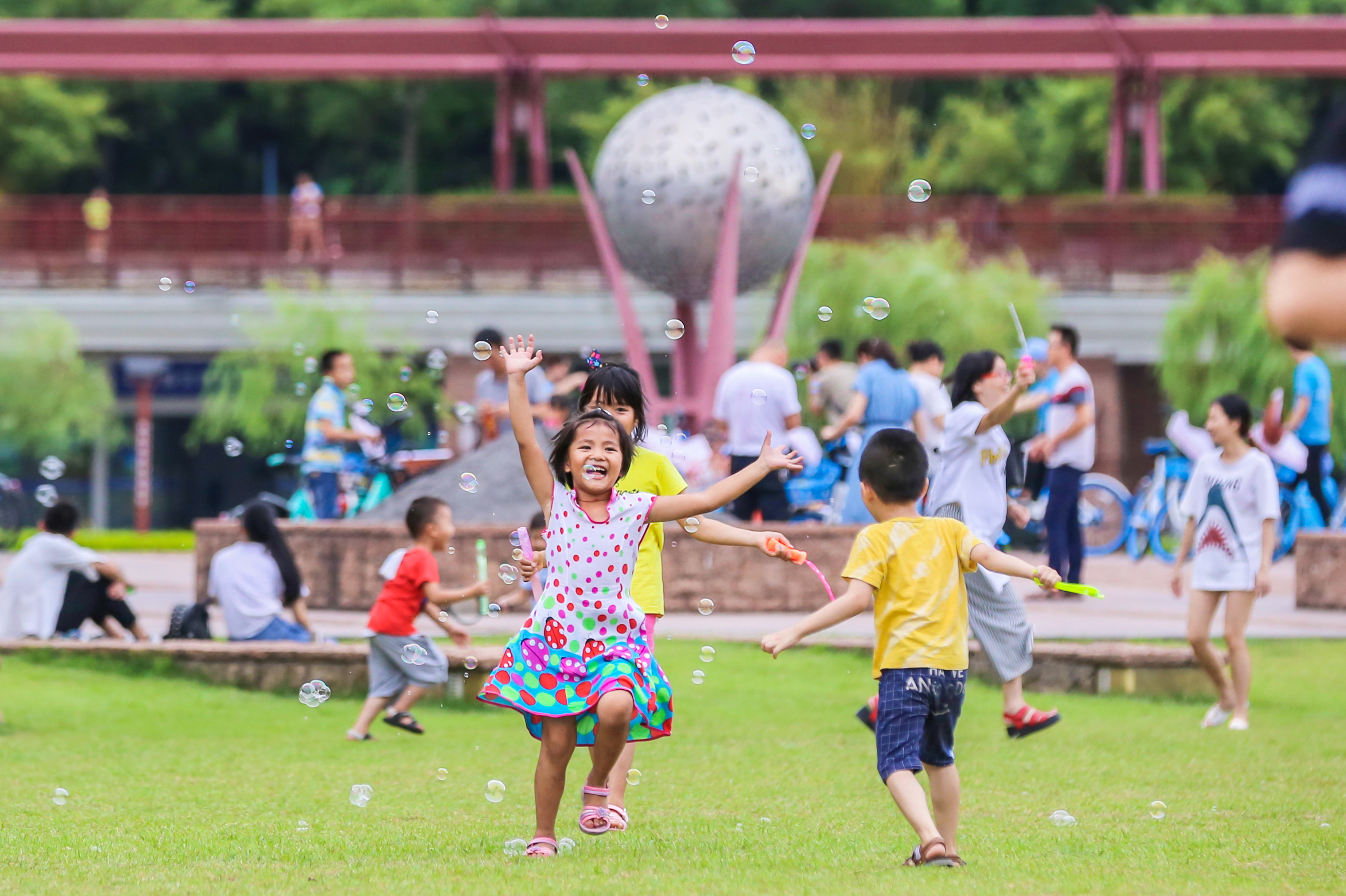 童趣夏天视频,熊孩子的调皮日常夏天