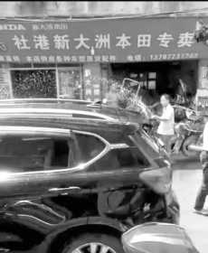 孩子被反锁车内妈妈拒绝砸窗救人,孩子被锁车内砸哪块玻璃