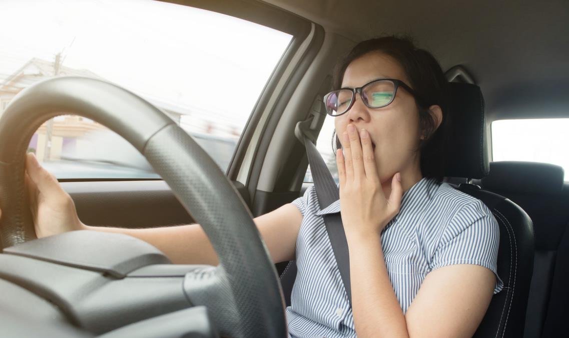 高速服务区睡觉被叫醒罚款违法么,在高速服务区休息多久才不被罚款