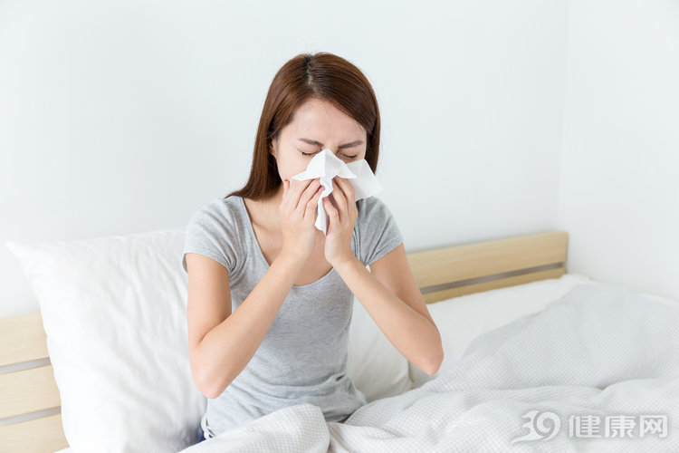 鼻涕吸进嘴里再吐出去,鼻涕吸到嘴里再吐出来