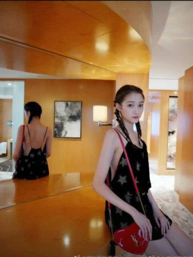 关晓彤躲在化妆间拍性感大片，真空上阵背部全裸，国民闺女要转型