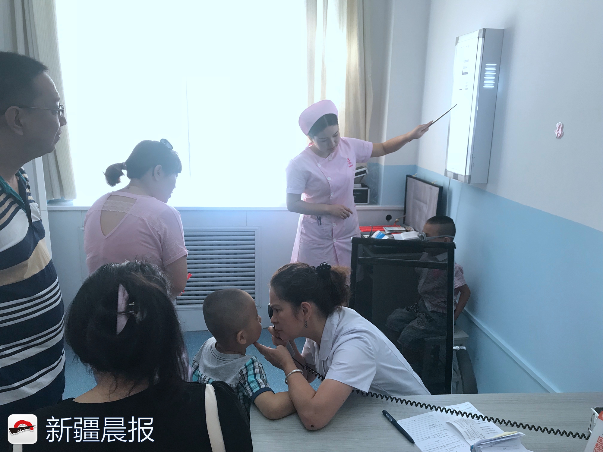 *疆新**38名低视力儿童青少年获“光彩明天”项目救助