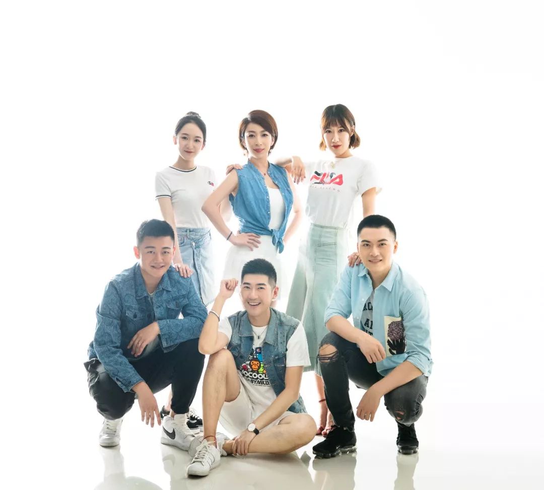 黄渤路演时间表,黄渤现身双手插兜