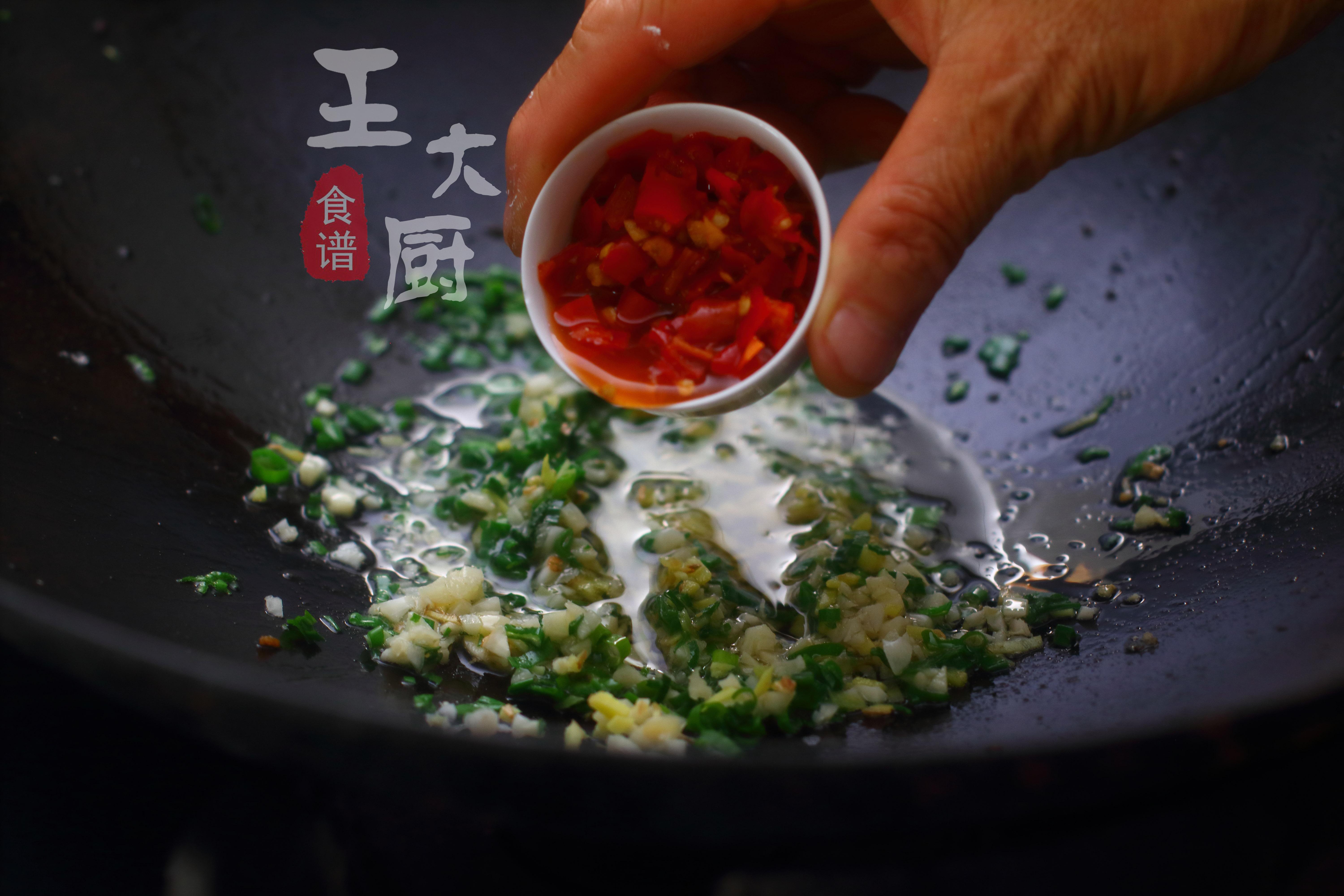 干烧金鲳鱼的做法视频,酒店金鲳鱼干烧的做法