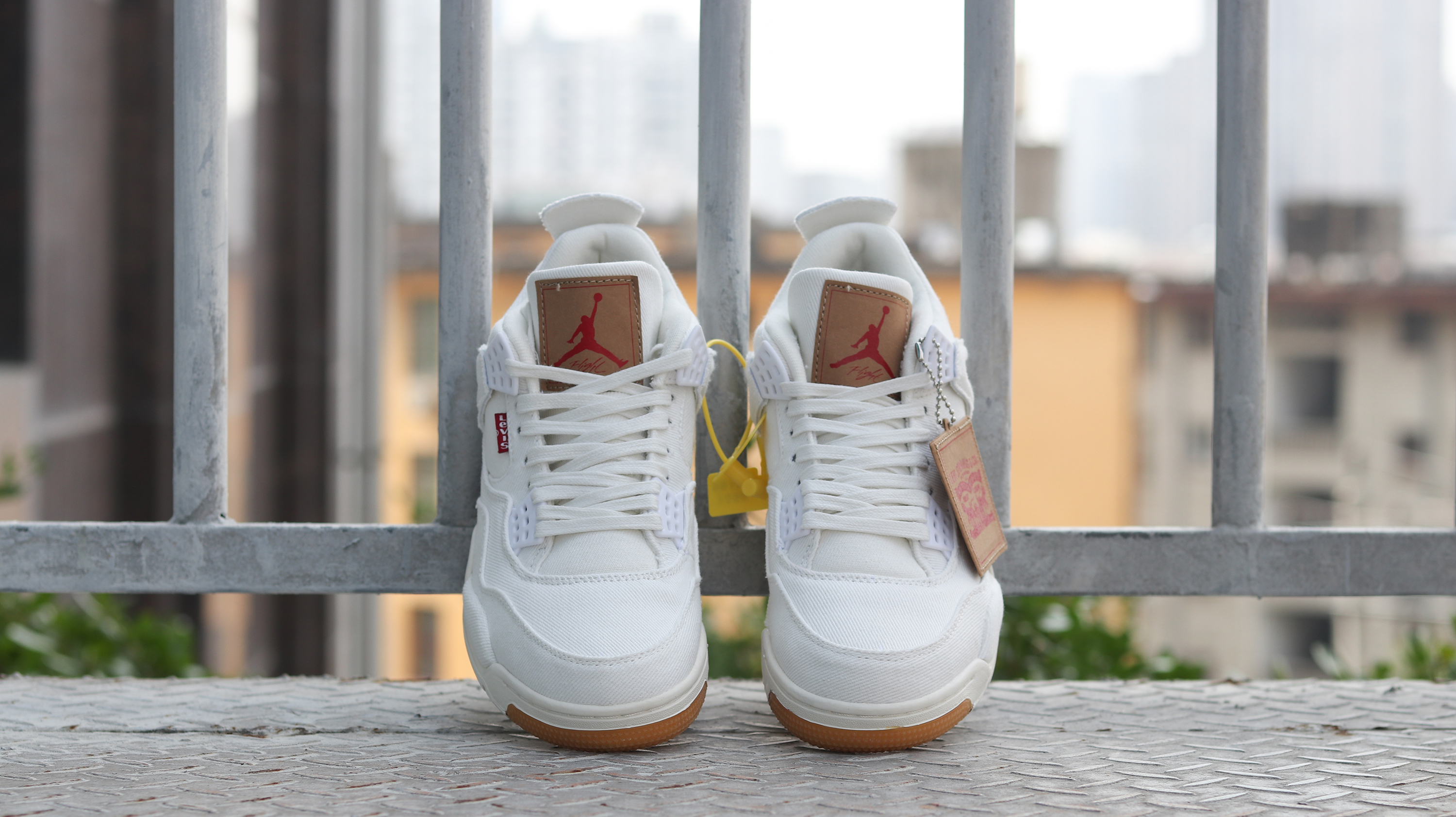 李维斯与耐克强强联合！AJ4李维斯联名黑白丹宁牛仔真假大对比