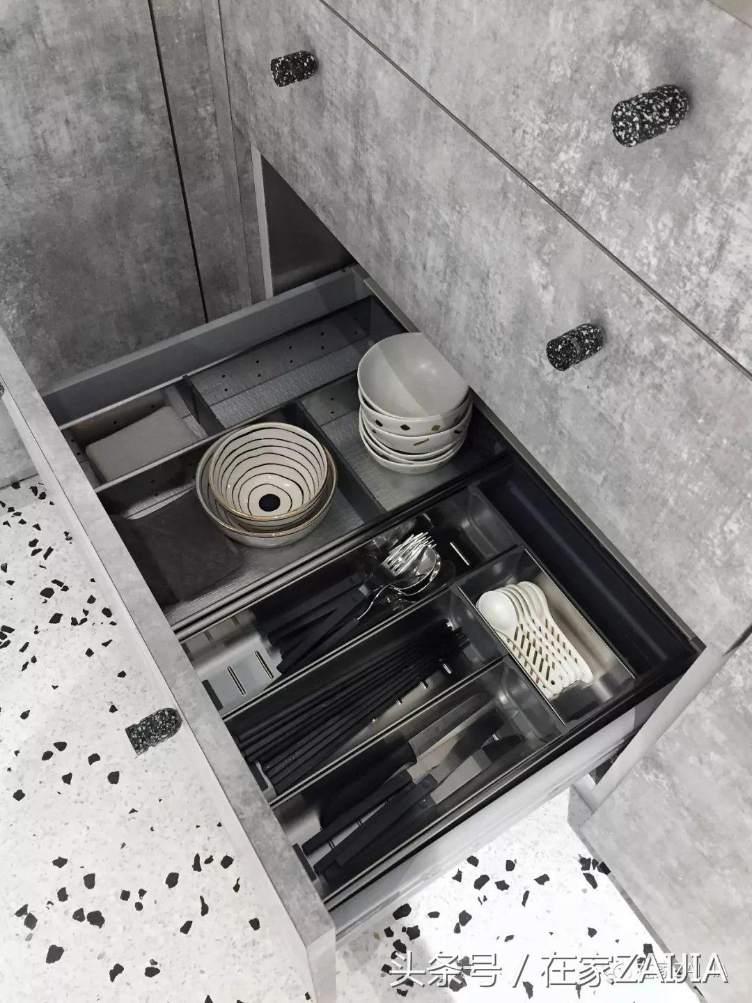 客厅正中放个大楼梯，也太好看了吧！