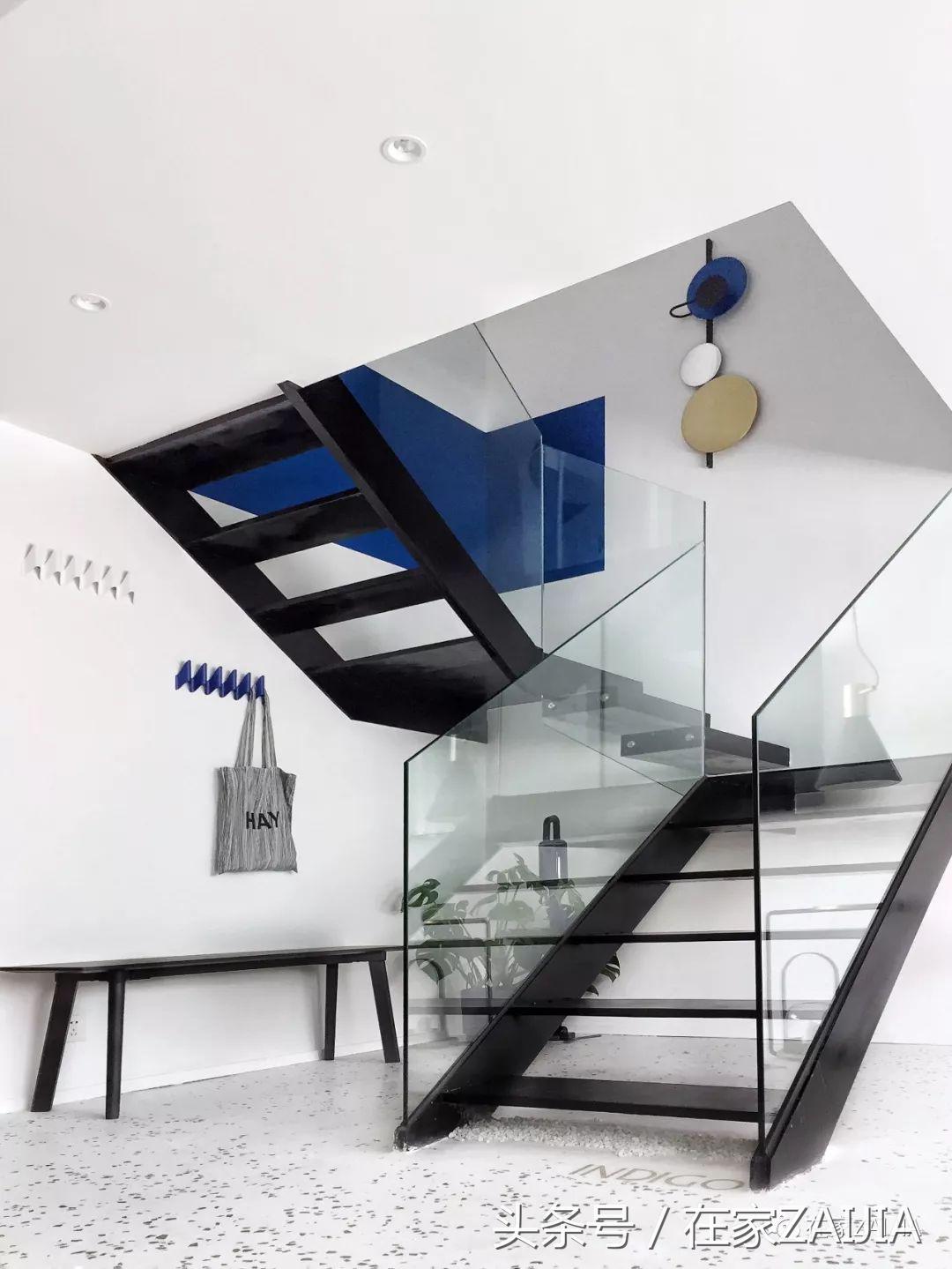 客厅正中放个大楼梯，也太好看了吧！