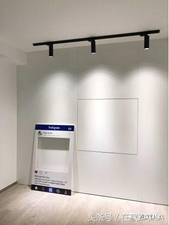 客厅正中放个大楼梯，也太好看了吧！