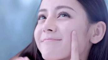 化妆水上脸刺痛,化妆水擦脸上刺痛怎么回事