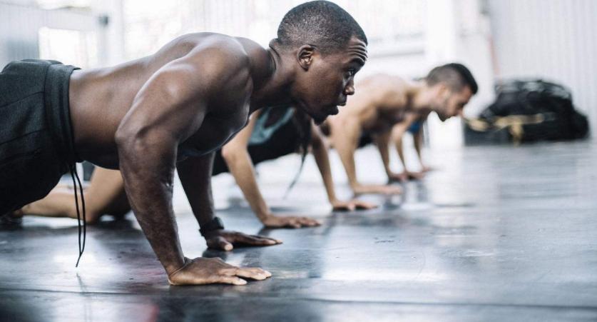 做俯卧撑能改善驼背吗,俯卧撑能改善驼背吗