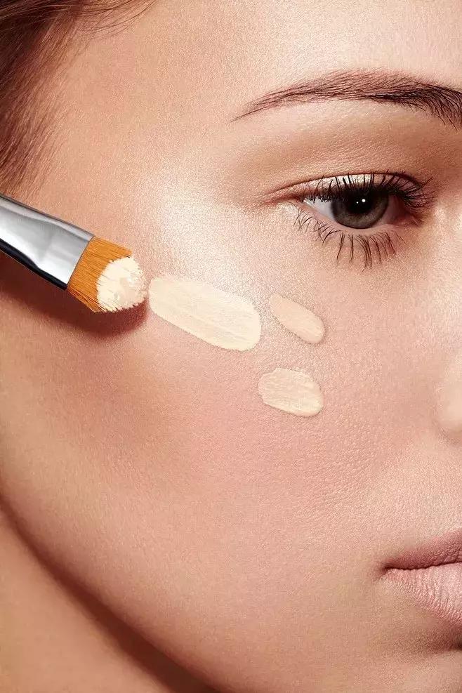 刷具容易留下刷痕？手指上色不均？3种上底妆方式大解析