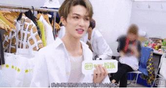 乐华七子久违的合体,乐华七子西装