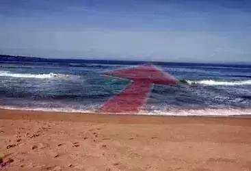 在海边遇到的方形波浪有什么危险,去海边沙滩遇到大风浪