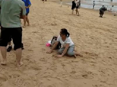 在海边遇到的方形波浪有什么危险,去海边沙滩遇到大风浪