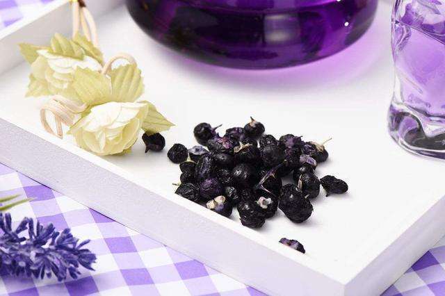 泡黑枸杞要加多少,用沸水泡黑枸杞会怎么样