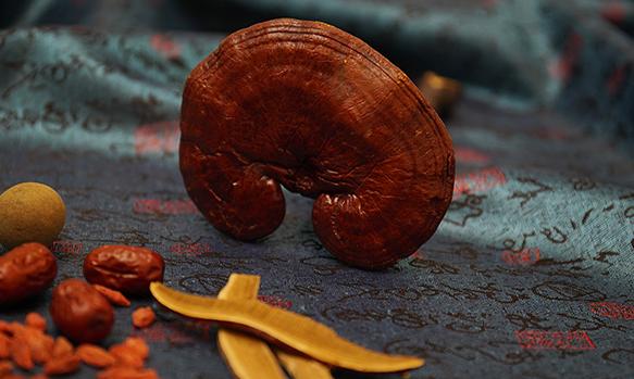 怎样鉴别染色过的灵芝孢子粉,怎么鉴别灵芝的质地好与坏