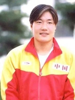 本周日晚19:00，重量级神秘嘉宾邀你到如皋奥体看球！你，来不来？