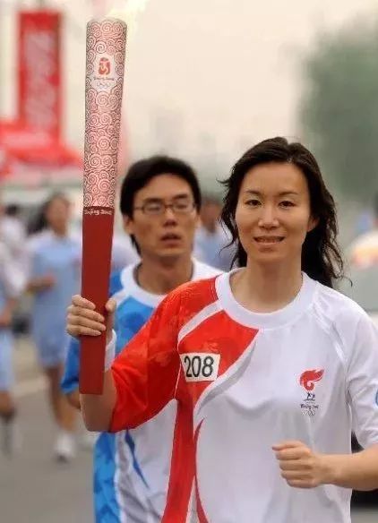 本周日晚19:00，重量级神秘嘉宾邀你到如皋奥体看球！你，来不来？