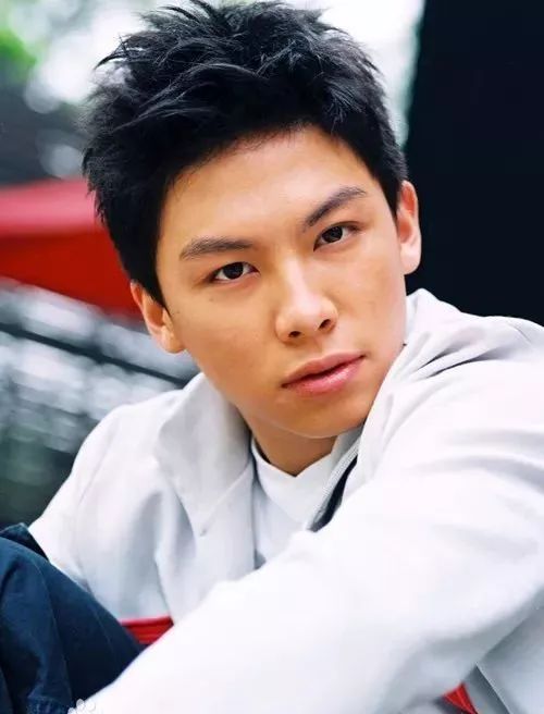 本周日晚19:00，重量级神秘嘉宾邀你到如皋奥体看球！你，来不来？