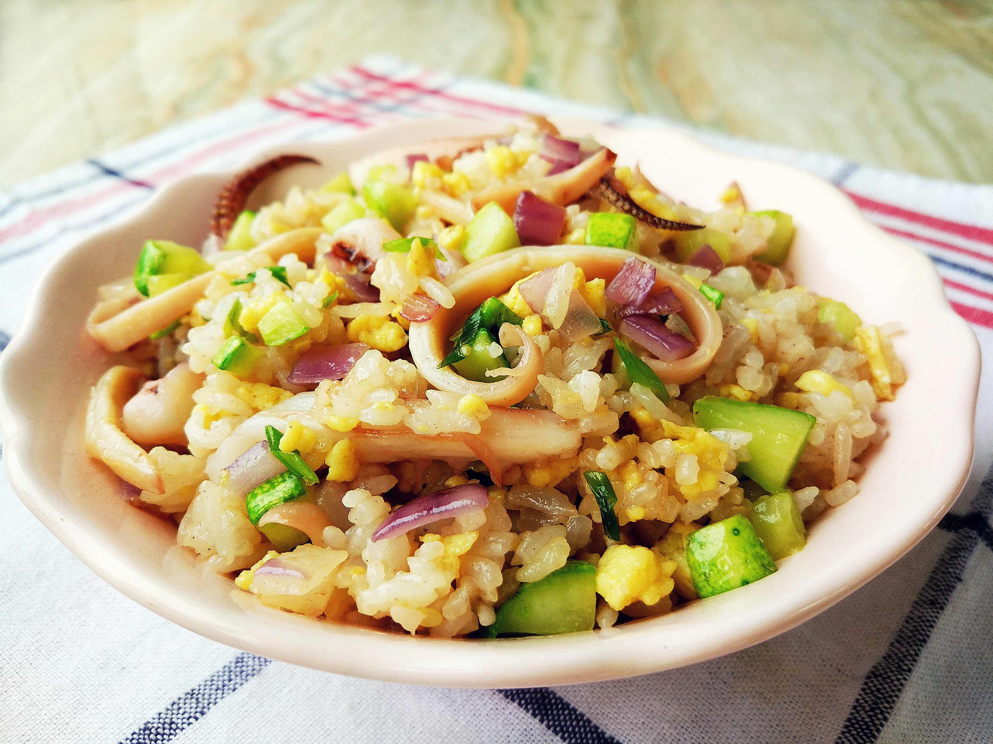 鱿鱼蛋炒饭家常做法,鱿鱼粒蛋炒饭