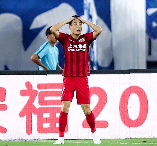 中国裁判被球员追着打,中国裁判足球裁判被打