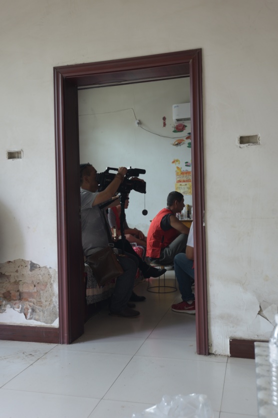 原先你帮别人,现在我们帮你,她躺在病床上为何流出喜悦的泪水?