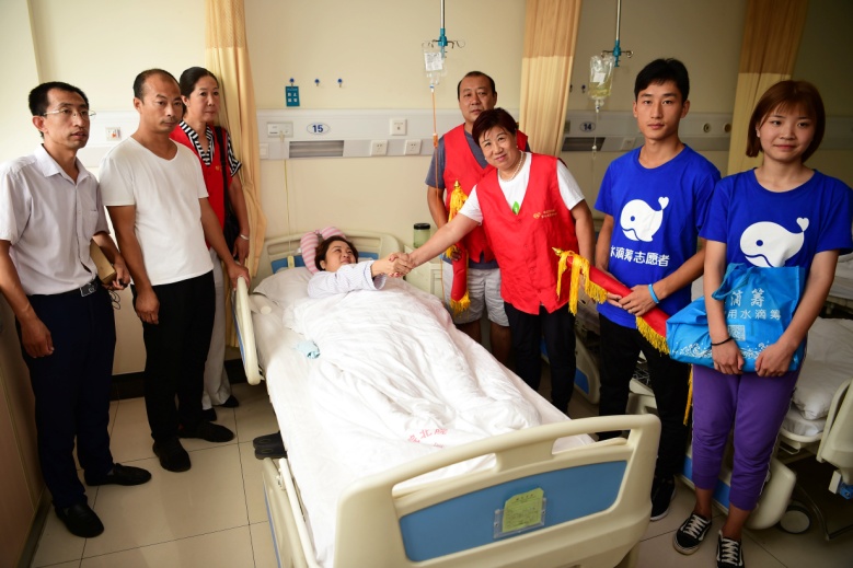 原先你帮别人,现在我们帮你,她躺在病床上为何流出喜悦的泪水?