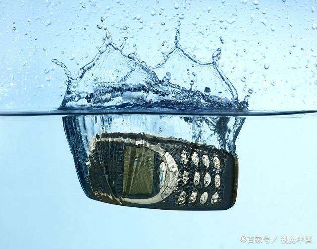 手机进水拿吹风机吹后开不起机,手机进水用吹风机怎样才能打开