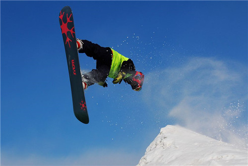 贵人鸟作价2.73亿转让虎扑股权，郑智个人战靴599元你买不买？｜懒熊早知道