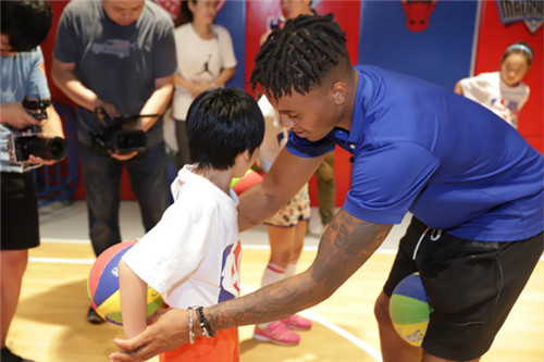 贵人鸟作价2.73亿转让虎扑股权，郑智个人战靴599元你买不买？｜懒熊早知道