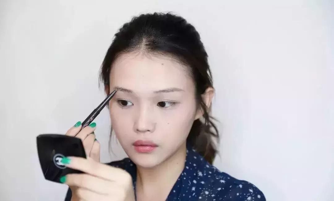 早起画个精致妆,5分钟快速出门日常妆