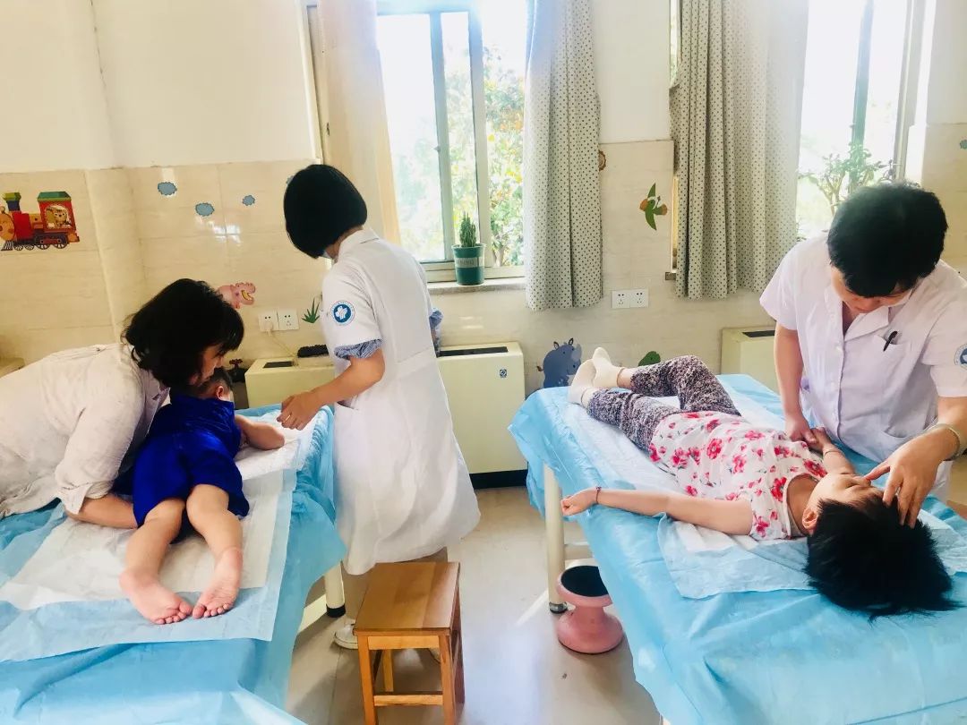 小姐弟从英国打飞的看鼻炎，专家：饮食切忌过寒，根治要调理体质