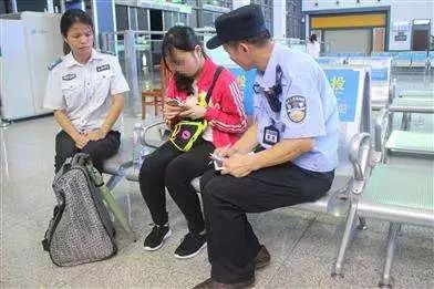 男人经常借口挪车半天不回家,男朋友冒着灰尘去挪车