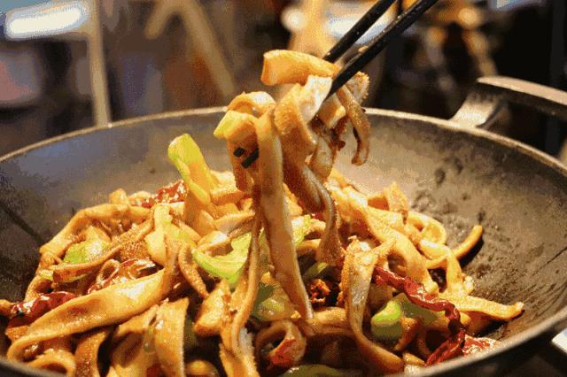 梁实秋老舍哪个名气大,鲁迅冰心老舍他们有排名吗