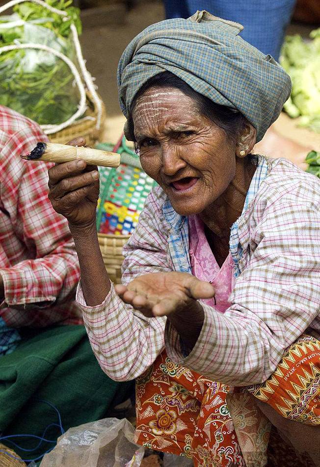 这个国家女人都抽雪茄，男人女人嚼槟榔成瘾，真的那么好吃吗？