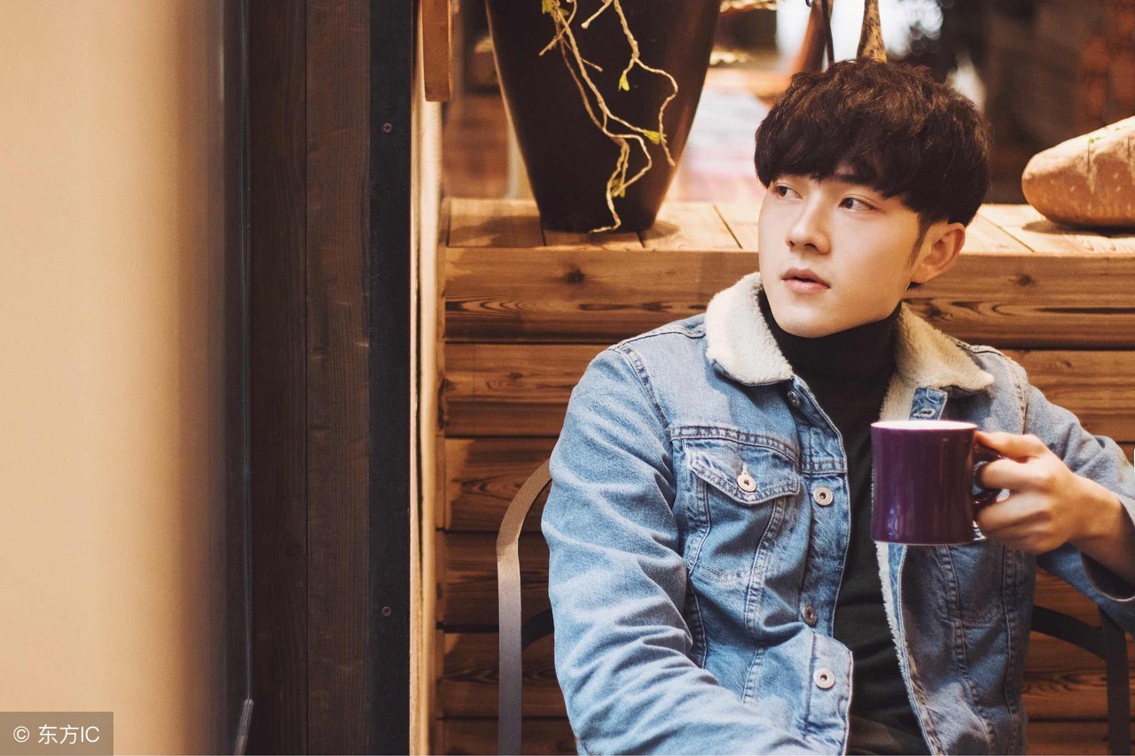 “嗯，不错，样子很有当年海崖兄的风范，以后必定成为人中龙凤”