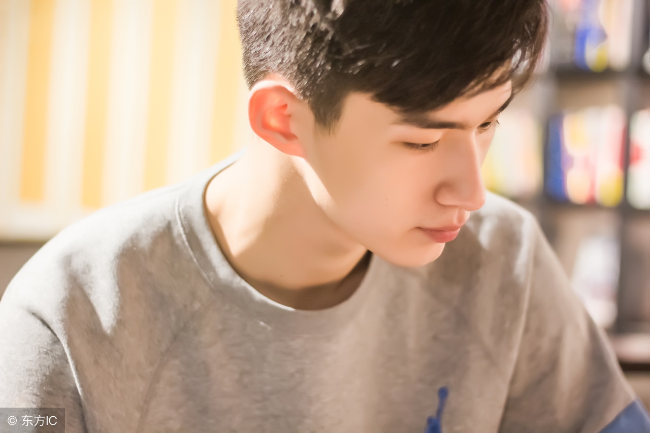 “嗯，不错，样子很有当年海崖兄的风范，以后必定成为人中龙凤”