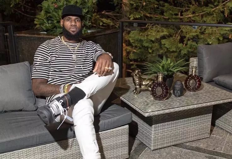 今日詹姆斯上脚球鞋,詹姆斯今日上脚什么鞋