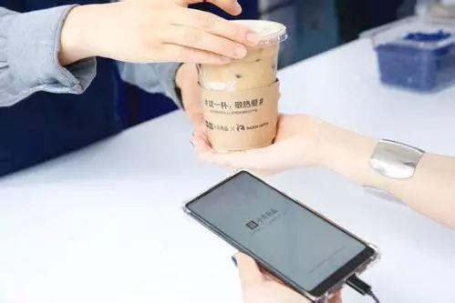 星巴克员工20岁,星巴克招聘50岁的退休人员吗