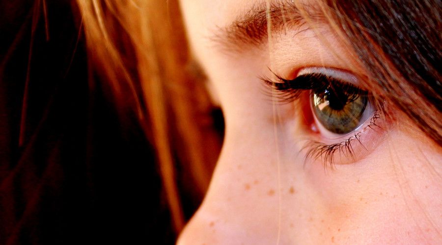 眼皮多皱纹的女人性格,眼皮特别多的女生