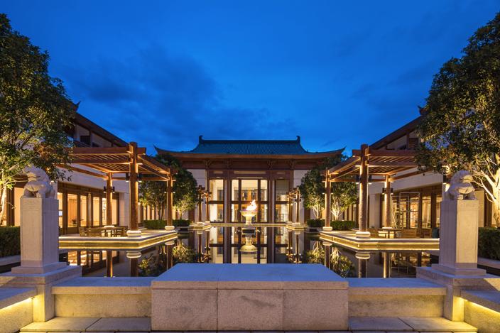 玉龙雪山山下留影,玉龙雪山山顶可以看到丽江全景